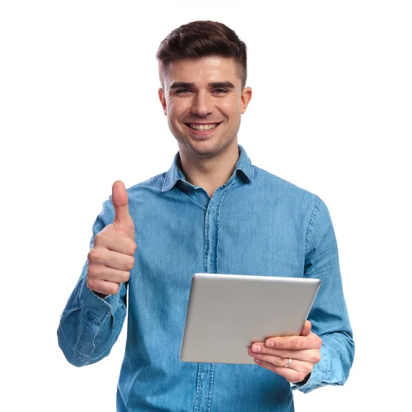 Leende ung att göra ok tecken medan du håller tablet — Stockfoto