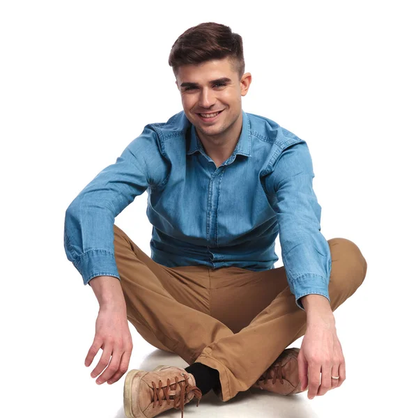 Sorrindo homem casual sentado e descansando — Fotografia de Stock