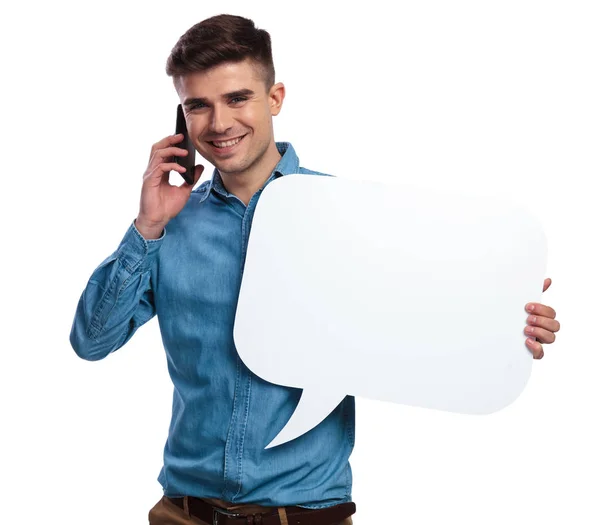 Homem falando ao telefone e detém uma bolha de discurso — Fotografia de Stock