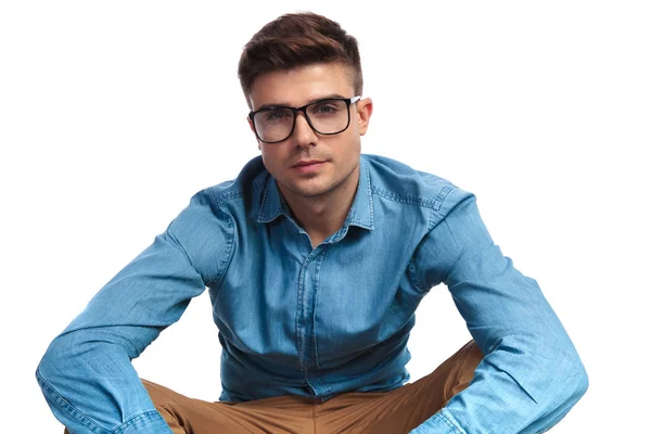 Casual jongeman bril zit — Stockfoto