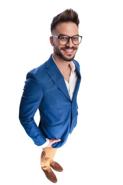 Elleri ceplerinde gülümseyen mutlu akıllı casual adam