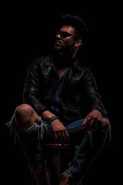 Yanına oturan gözlüklü adam rahat moda görünüyor