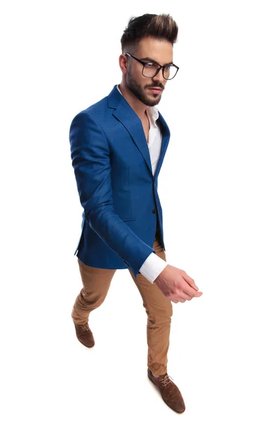 Tarafına yürüyen emin smart casual adam — Stok fotoğraf