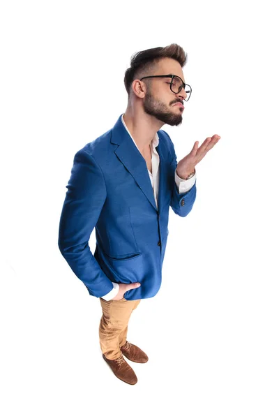 Smart casual άνθρωπος με το χέρι στην τσέπη να ακούτε απόψεις — Φωτογραφία Αρχείου