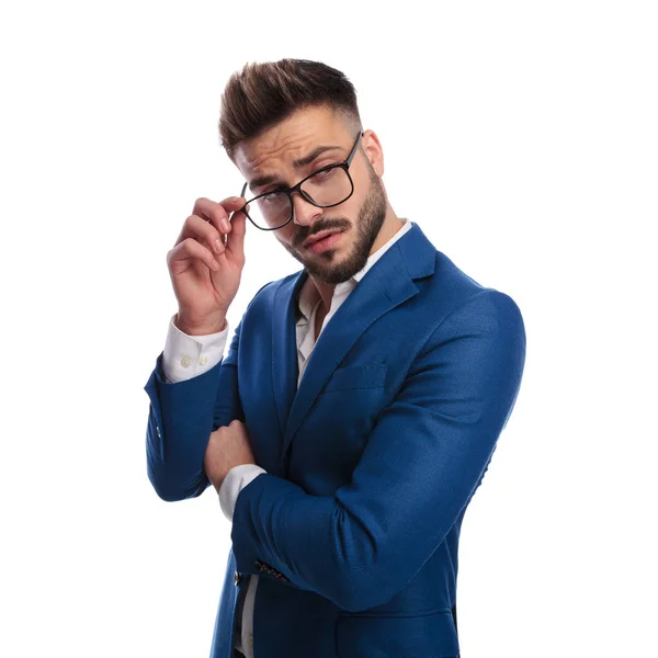 Aantrekkelijke smart casual man vaststelling zijn bril is sceptisch — Stockfoto