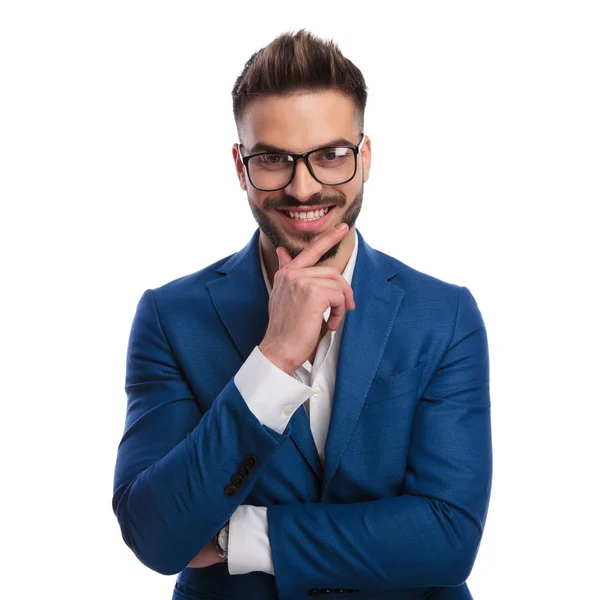 Πορτρέτο του χαμογελώντας casual άνδρας με γυαλιά που σκέφτεται — Φωτογραφία Αρχείου