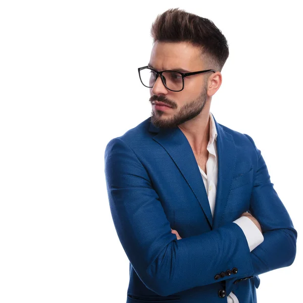 Tarafına katlanmış silah ile Smart casual adam görünüyor — Stok fotoğraf