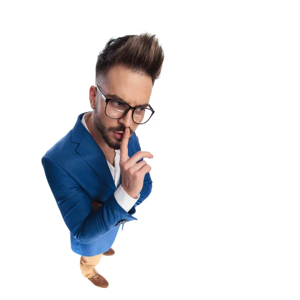 Attractive smart casual man making the shush sign to side — Stock Photo, Image