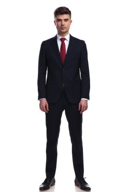 yakışıklı işadamı ayakta poz