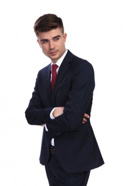 tarafına geçti elleri ile kendine güvenen işadamı görünüyor