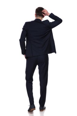 Arkadan başını tırmalamak ve düşünme işadamı görünüşü