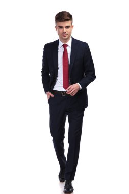 ileri adım cebinde el ile yakışıklı işadamı