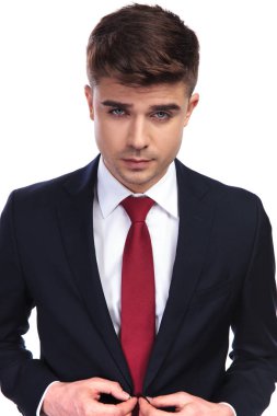 seksi işadamı takım elbise ceketi kadar düğmelerini seductively görünüyor