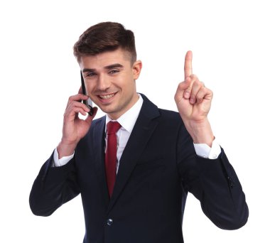 telefon puan parmak üzerinde konuşurken işadamı gülümseyen
