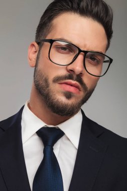 gözlük takan kibirli seksi işadamı portresi