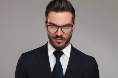 hor gösterilen güneş gözlüğü ile yakışıklı işadamı