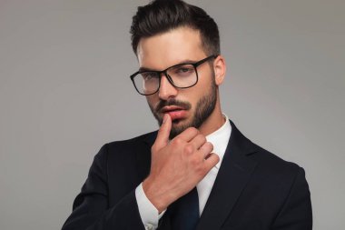 seksi işadamı dudaklarında başparmak ile flört