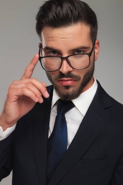 parmak yerleştirerek akıllı iş adamı düşünme gözlük