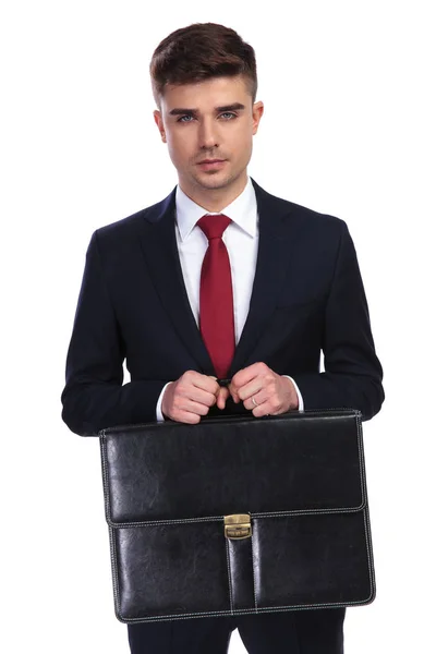 Retrato de hombre de negocios guapo sosteniendo maletín con ambos han —  Fotos de Stock