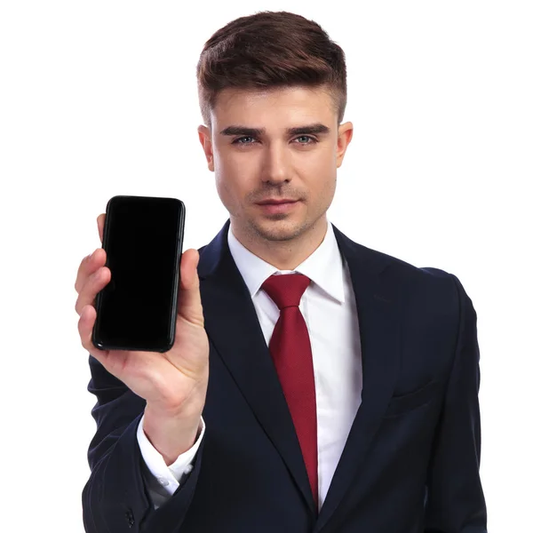 Retrato de hombre de negocios guapo mostrando su teléfono inteligente — Foto de Stock