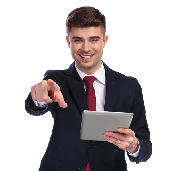 Upphetsad affärsman holding tablett och pekar finger — Stockfoto