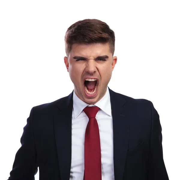 Портрет разгневанного бизнесмена, кричащего на своих сотрудников — стоковое фото