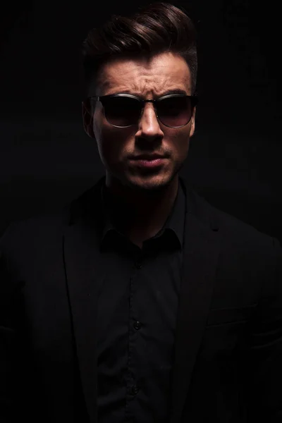 Retrato de hombre de moda guapo con traje negro y gafas de sol — Foto de Stock