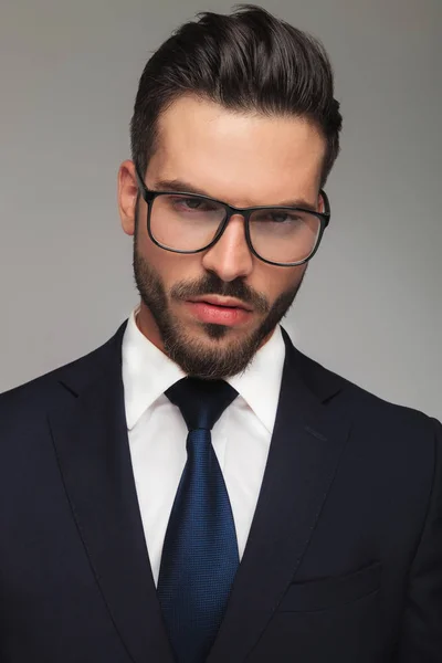 Retrato de empresario serio con gafas pensando — Foto de Stock
