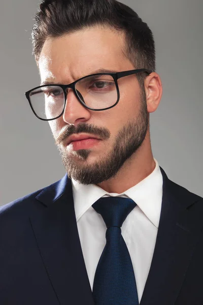 Attraktiva seriös affärsman med glasögon ser att sida — Stockfoto