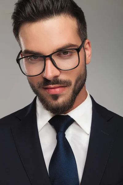 Knappe zakenman dragen van bril glimlacht verleidelijk — Stockfoto