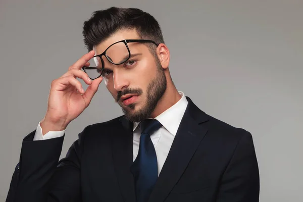 Porträt eines sinnlichen Geschäftsmannes, der die Brille abnimmt — Stockfoto