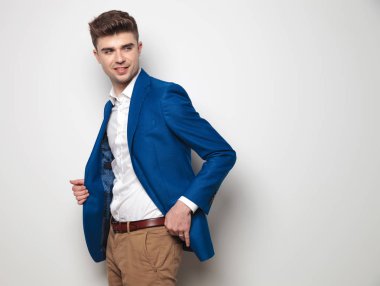 smart casual yan görünüm gülümseyen ve arkasında seyir demek