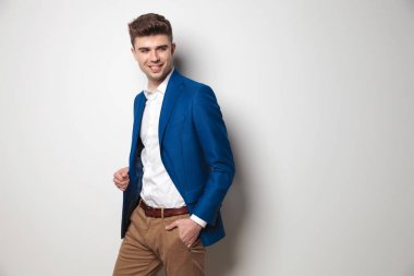 Genç smart casual adam geri görünüyor 