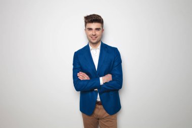 güvenle gülümseyen yakışıklı zeki casual adam silah ile geçti