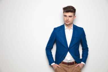 Elleri ceplerinde Smart casual adam tarafına görünüyor
