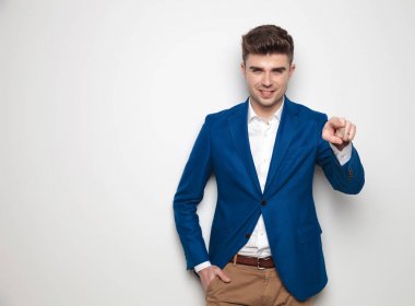 Akıllı casual adam elinde cep işaret parmağı ile