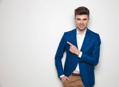 yakışıklı smart casual adam tarafına işaret 