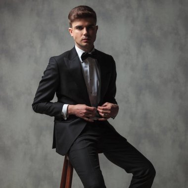 seksi iş adamı resmen onun takım elbise sitti süre kadar düğmelerini giyinmiş