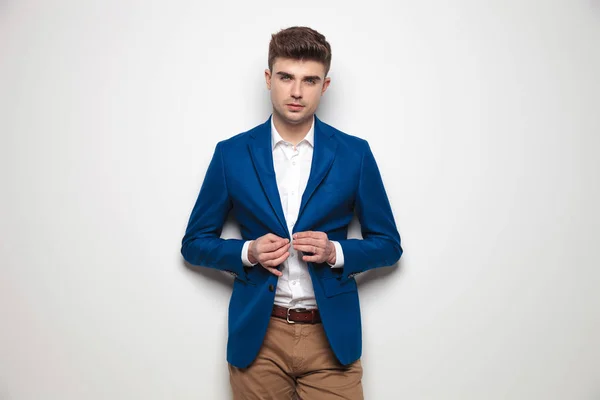 Seksi akıllı casual adam kadar mavi takım ceketinin düğmelerini — Stok fotoğraf