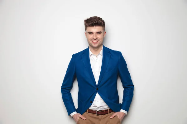 Portret van gelukkig smart casual man met de handen in de zakken — Stockfoto