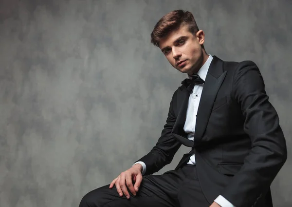 Sentado hombre de negocios seguro vestido elegante relajante — Foto de Stock