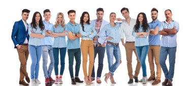 Kendine güvenen çalışma arkadaşları birlikte poz büyük grup
