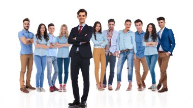 ekibi onun arkasında ise kendinden emin grup lideri ayakta