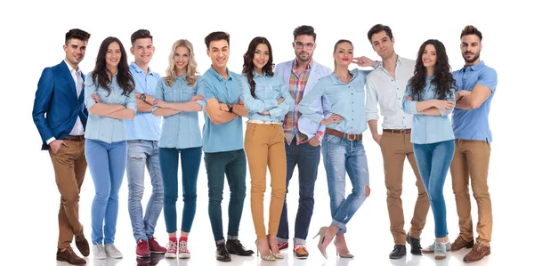 Grande squadra di uomini e donne casual in piedi insieme — Foto Stock