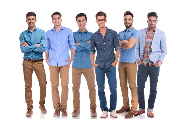 Grupo de seis jóvenes hombres casuales de pie con confianza — Foto de Stock