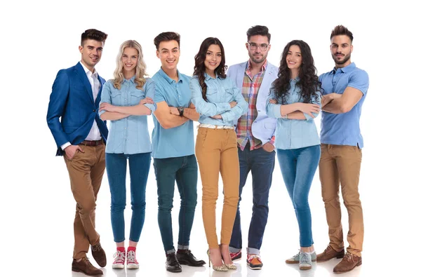 Felice gruppo misto di sette indossare abiti casual — Foto Stock