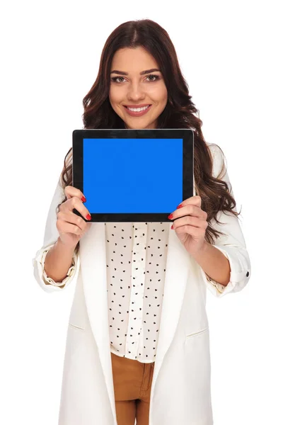 Joven empresaria mostrando la pantalla en blanco de la tableta — Foto de Stock