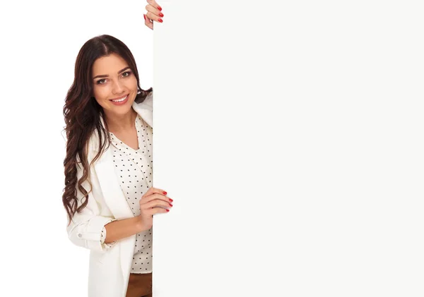 Retrato de una joven empresaria sosteniendo un tablero vacío desde un lado —  Fotos de Stock
