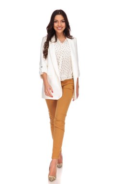 seksi iş kadını gülümseyen ise beyaz arka plan üzerinde adım