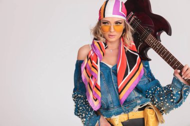 şehvetli rock gitar omuz kadınla tarafına görünüyor